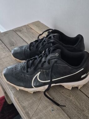 Nike Men’s Black Athletic Cleats with White Swoosh